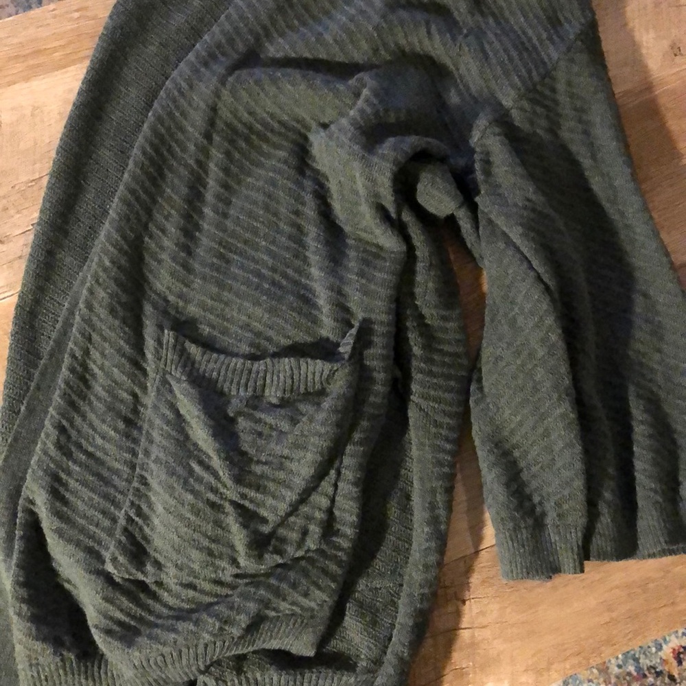Green cardigan with pockets